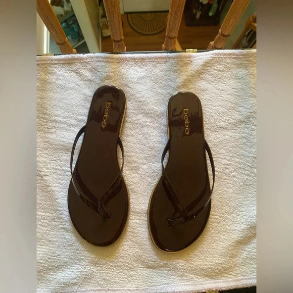 bebe Shoes - Brown and Gold Bebe flip flops NWOT   7 1/2